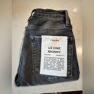 NWT Frame Le One Skinny Mid Rise